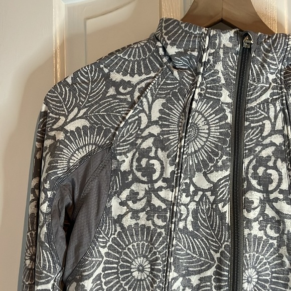 Lululemon | Travel To Track Jacket Beachy Floral White Fossil Athleisure Size 4 - Picture 10 of 16